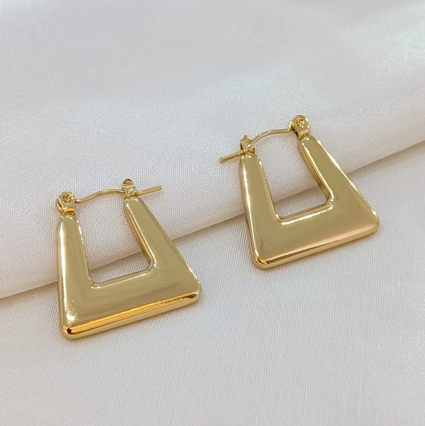 imgi_2_PXL_20250715_111433489.MP Chunky Trapezoid Hoop Earrings - Image 1