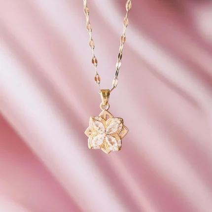clover pendant necklace