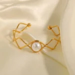 Serene Wavy Pearl Bracelet in gold-plated stainless steel with central pearl