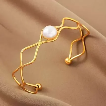 Serene Wavy Pearl Bracelet in gold-plated stainless steel with central pearl