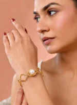 Serene Wavy Pearl Bracelet in gold-plated stainless steel with central pearl